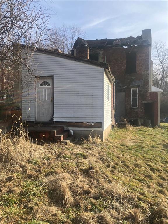 23 Vine Street Pittsburgh, PA 15219 - Photo 3 of 4 a front view of house with yard
