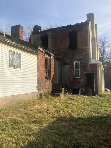 a view of a house with backyard of the house