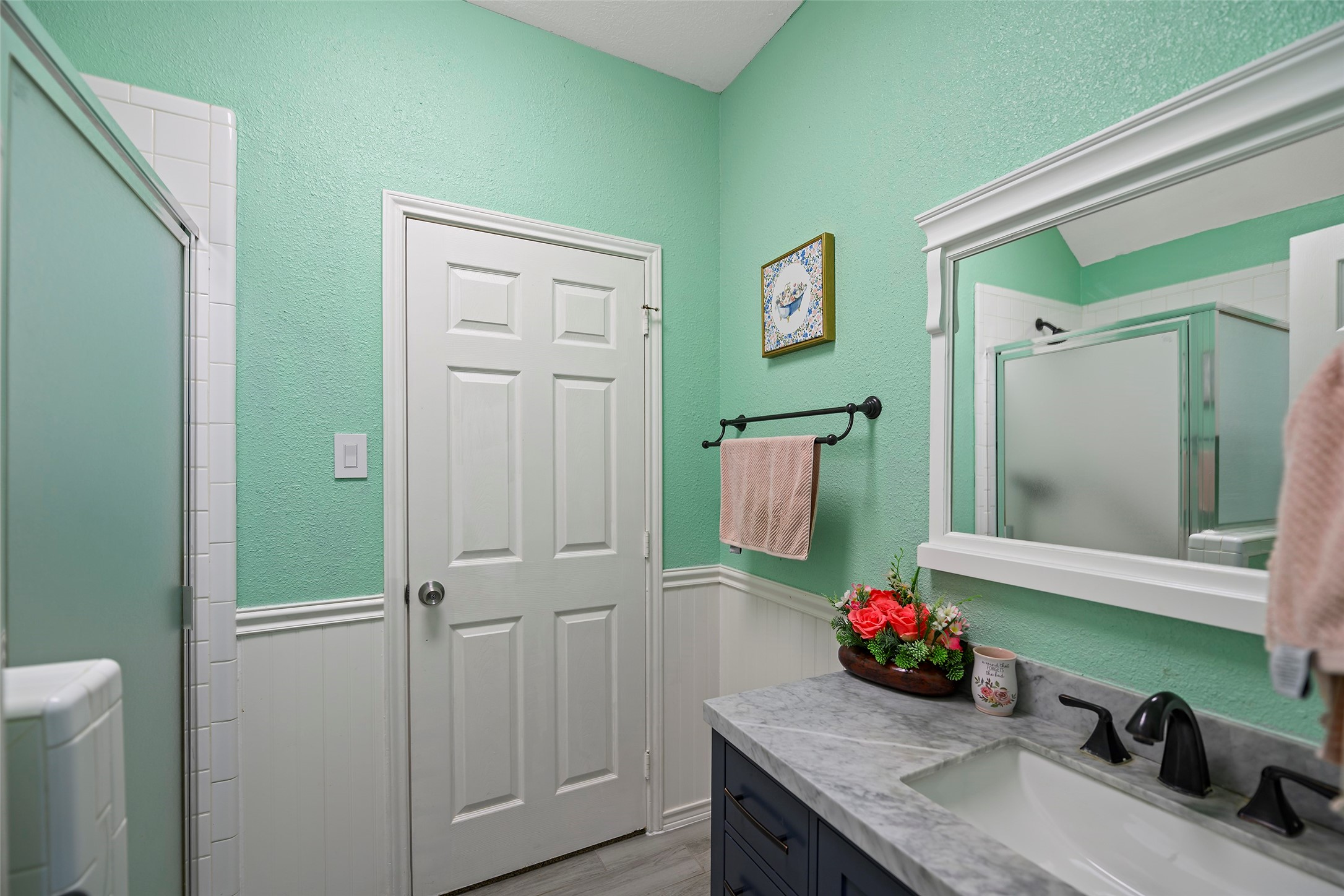 9211 Memorial Grove Drive Spring, TX 77379 - Photo 19 of 47 Full bathroom in the guest room first floor.