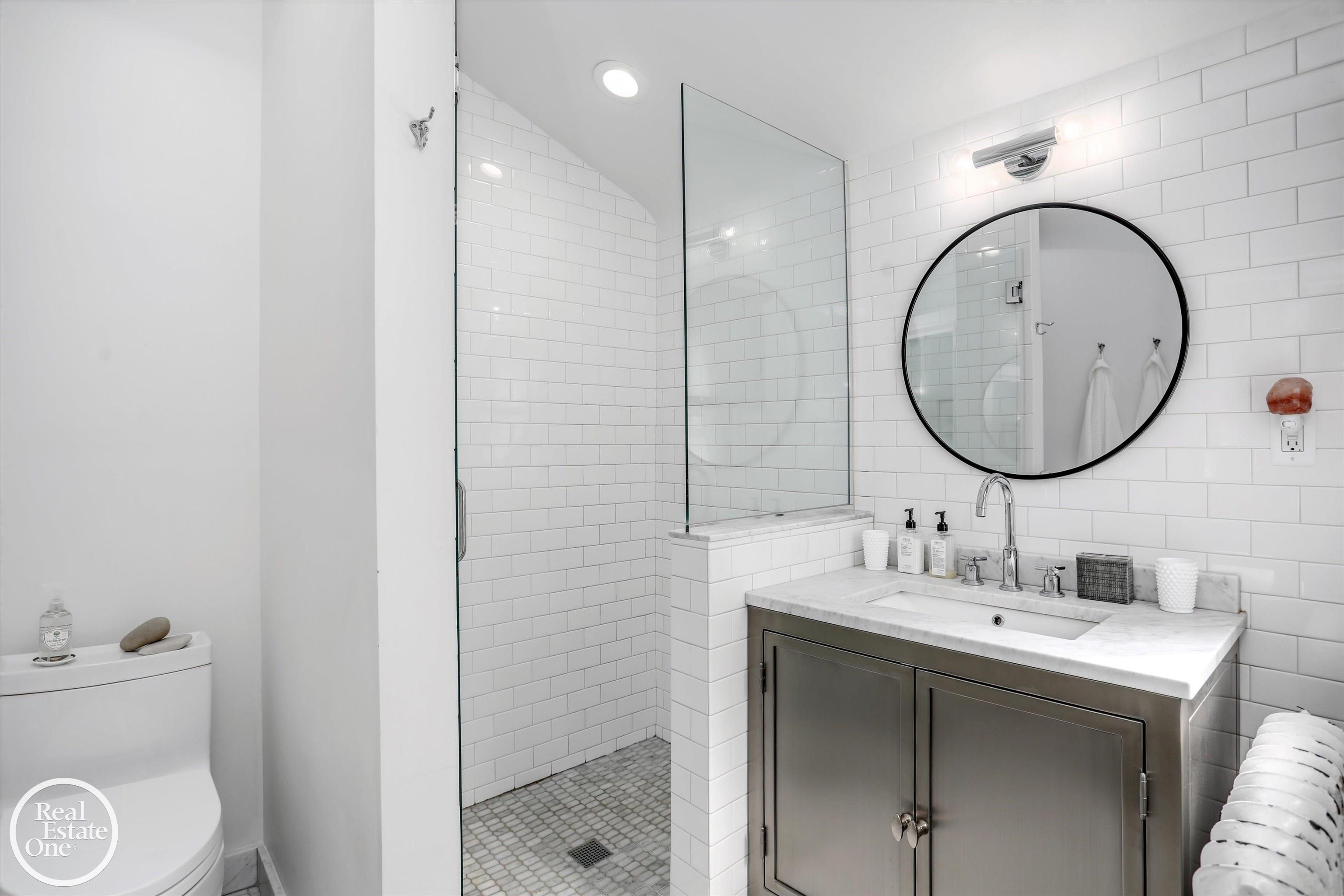 1046 Yorkshire Road Grosse Pointe, MI 48230 - Photo 35 of 47 Bathroom in BR 4