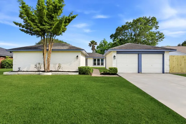 $349,900 | 621 West Castle Harbour Drive, Friendswood, TX 77546