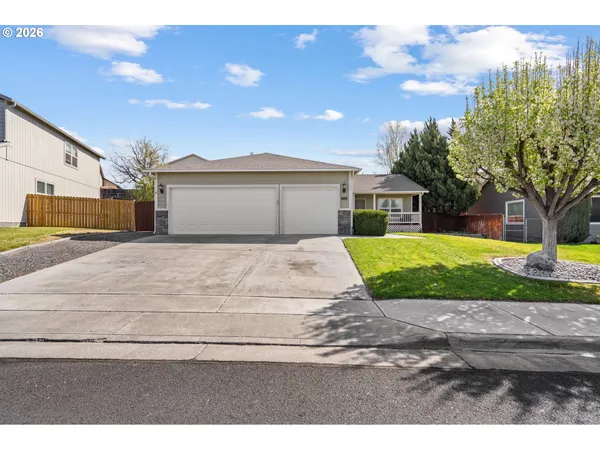 $349,950 | 2216 Northwest Eucalyptus Drive, Hermiston, OR 97838