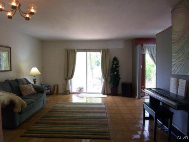 679 Briarstone Road Bethlehem, PA 18017 - Photo 3 of 5 Gallery Image 3