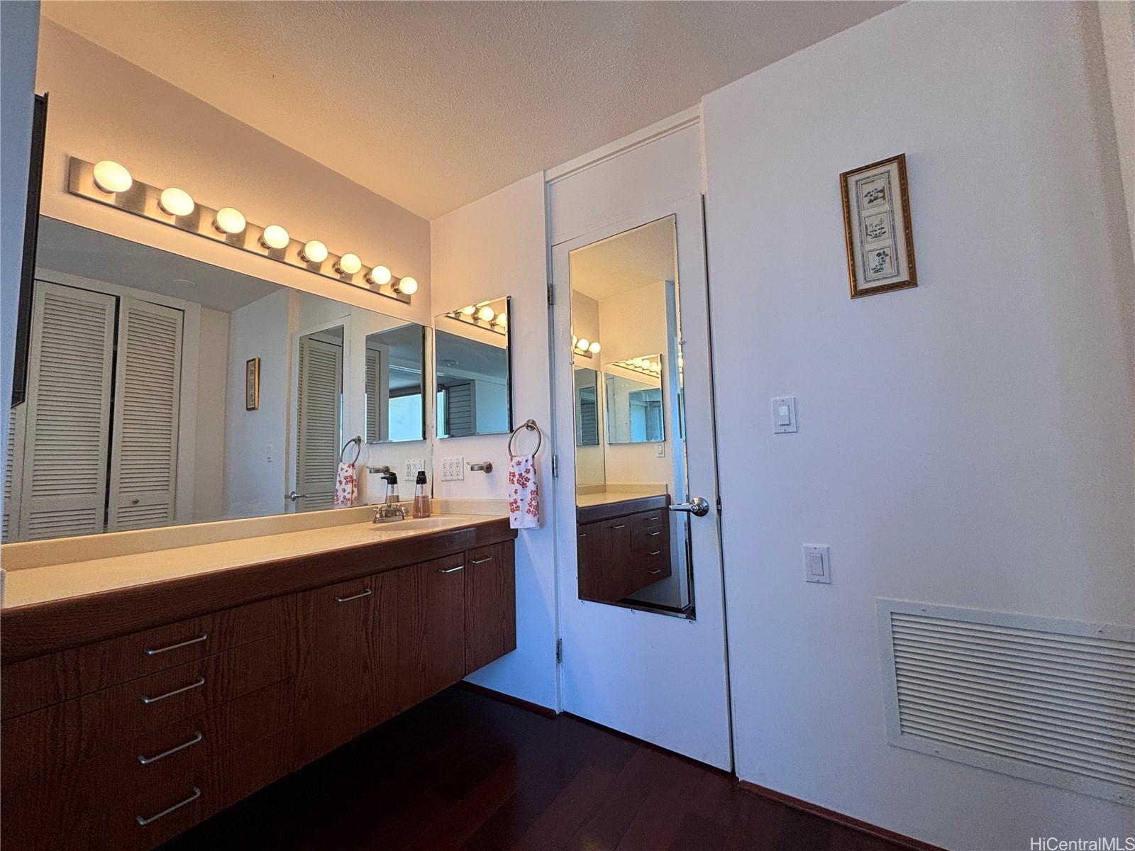 469 Ena Road, Unit 2104 Honolulu, HI 96815 - Photo 13 of 24