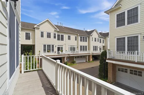 $899,000 | 23 Mariners Walk, Oyster Bay, NY 11771