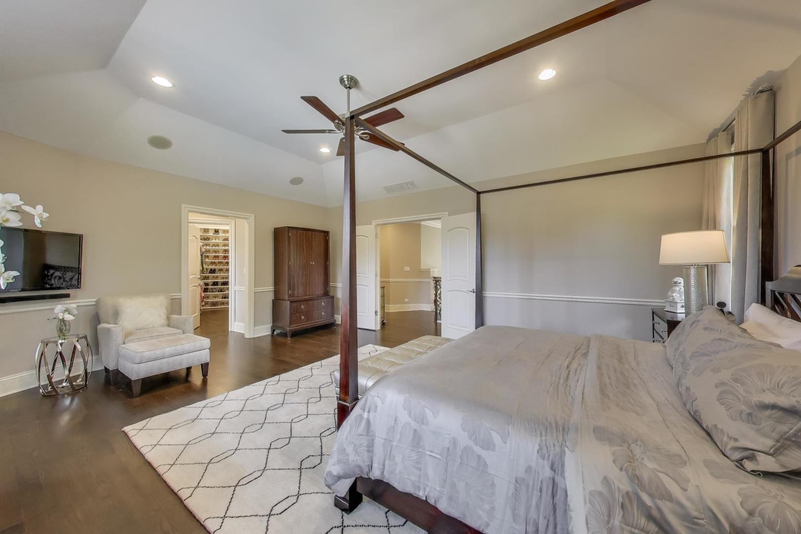 19 Meadowview Road Northfield, IL 60093 - Photo 25 of 65 a bedroom with a bed and a couch