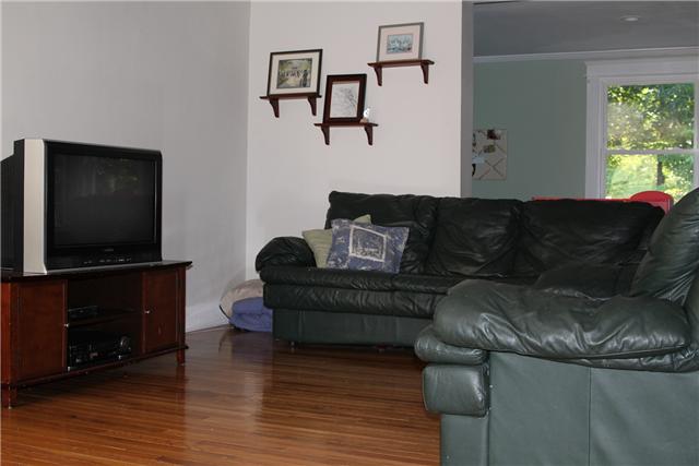 1085 Red Oak Road Charlotte, TN 37036 - Photo 8 of 17 Living room, nice hardwood floors!