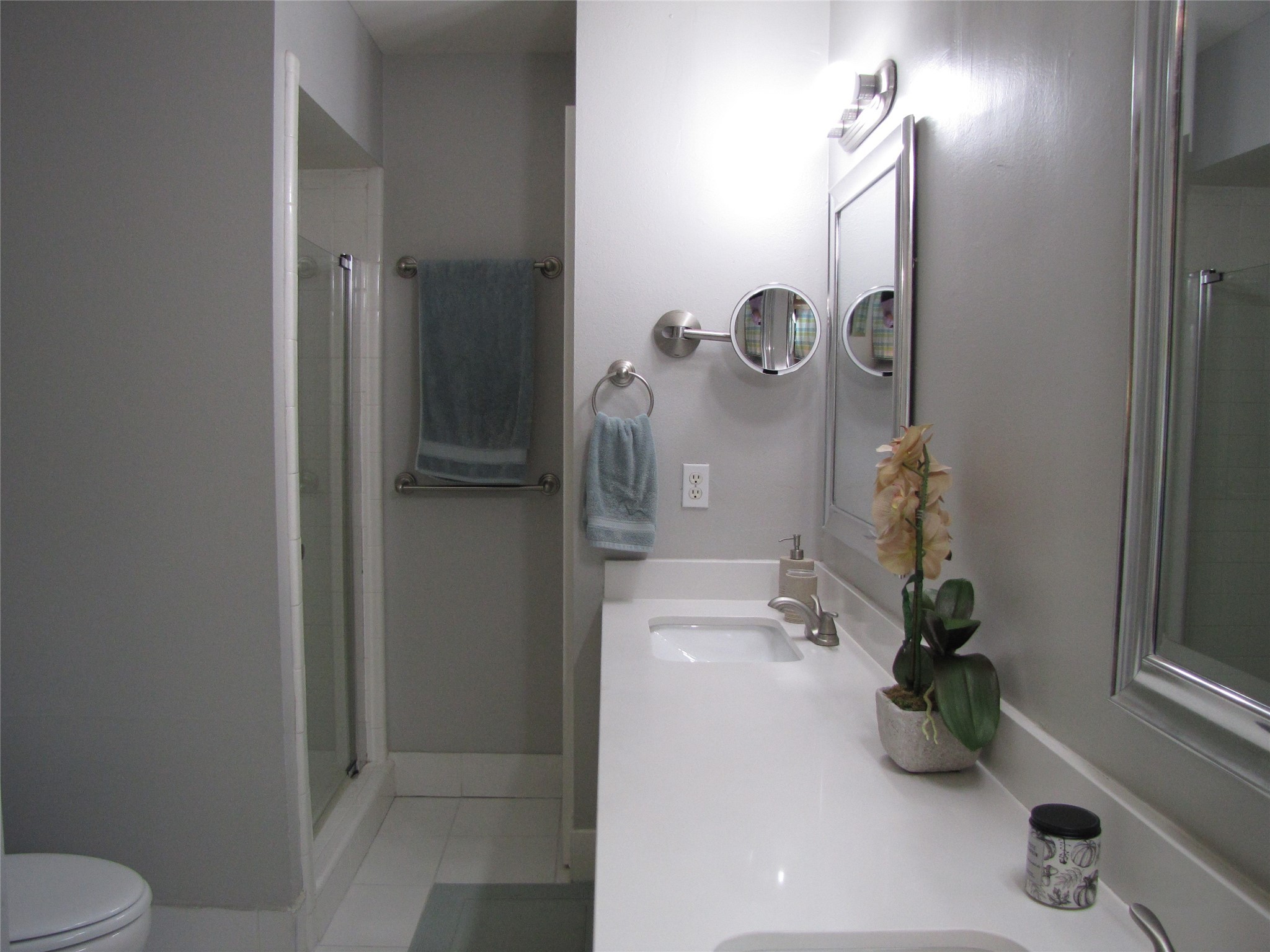 7902 Meadowcroft Drive Houston, TX 77063 - Photo 11 of 20 a bathroom with a sink and toilet