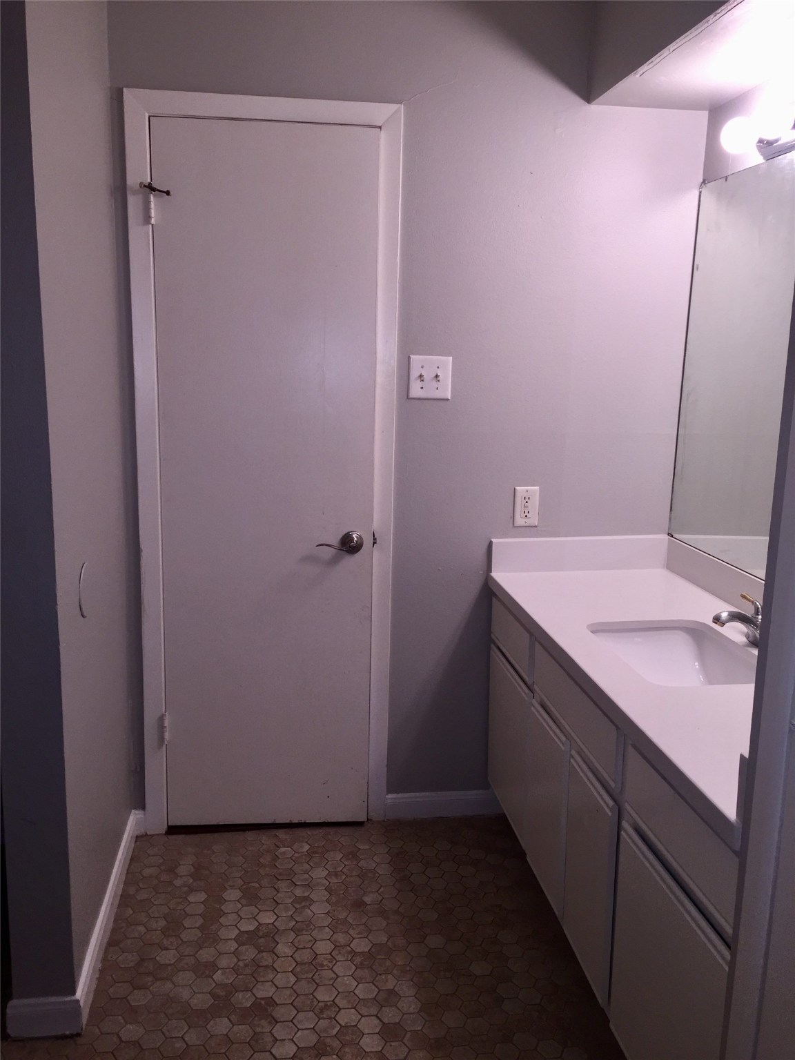 7902 Meadowcroft Drive Houston, TX 77063 - Photo 15 of 20 Hall bath