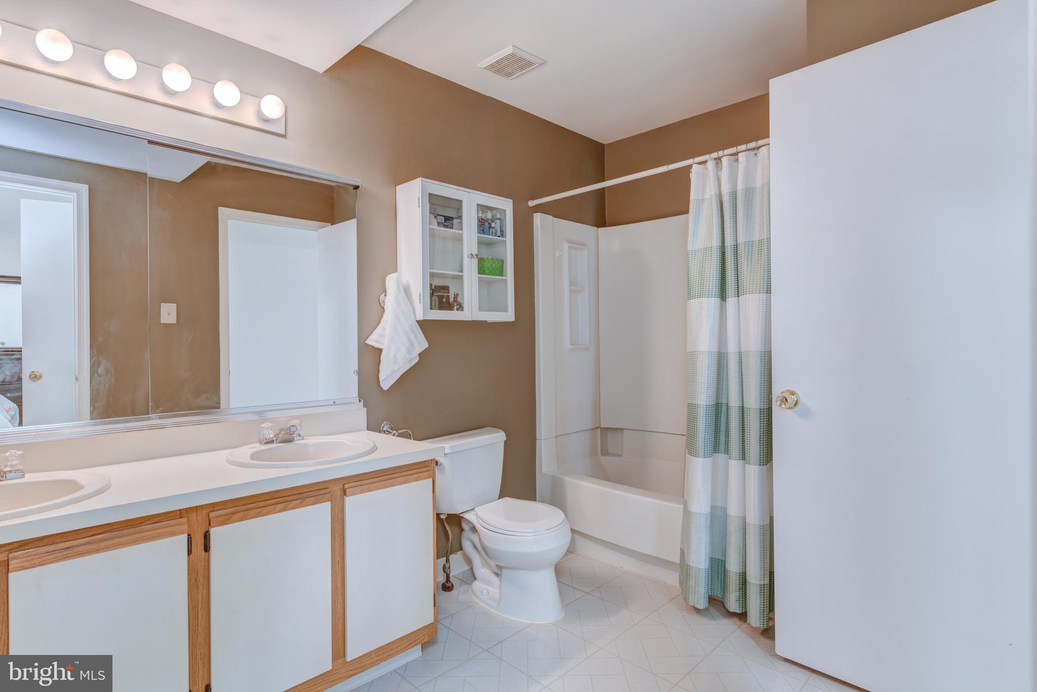 199 Devon Way Levittown, PA 19057 - Photo 13 of 16