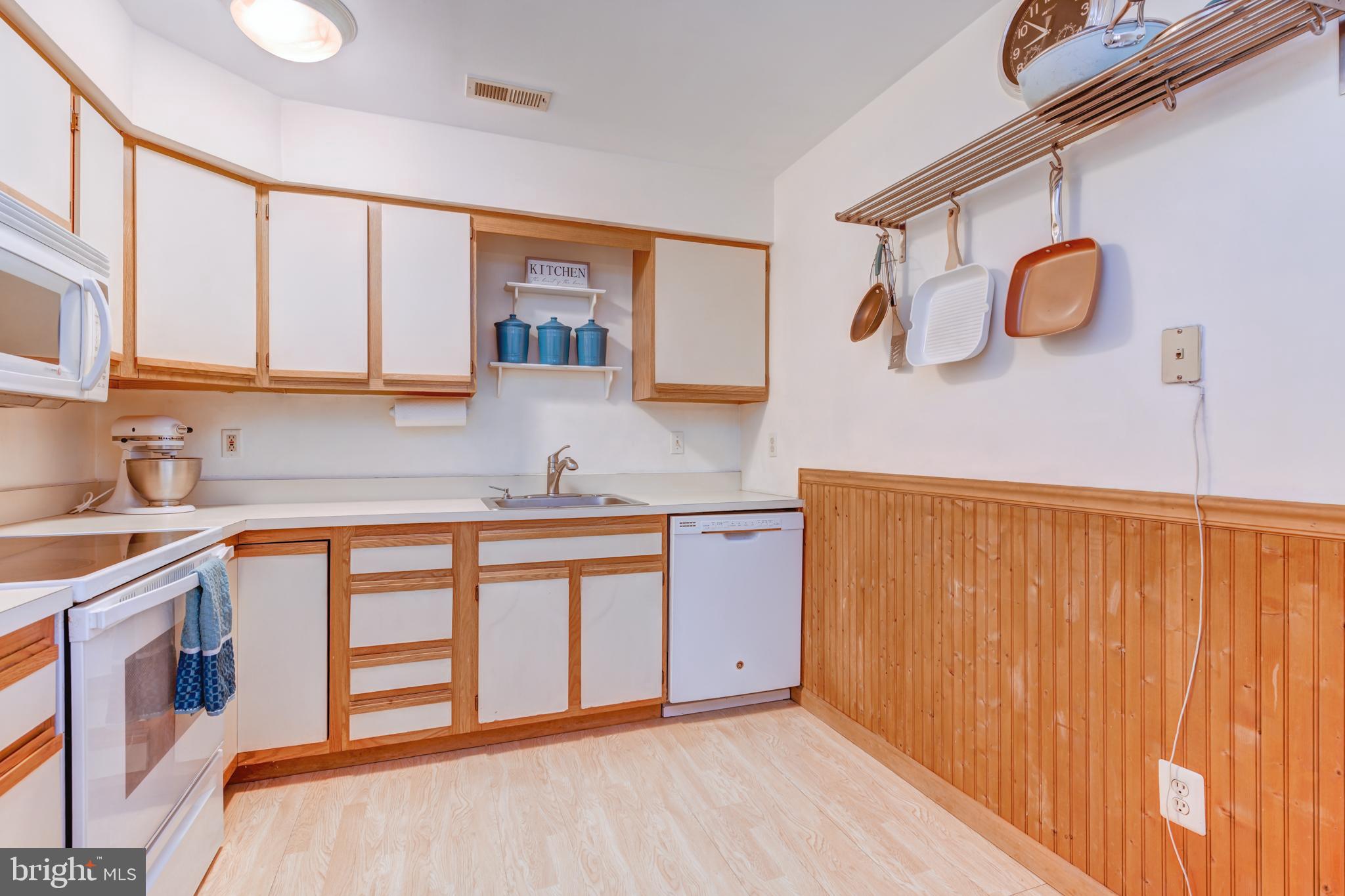 199 Devon Way Levittown, PA 19057 - Photo 8 of 16