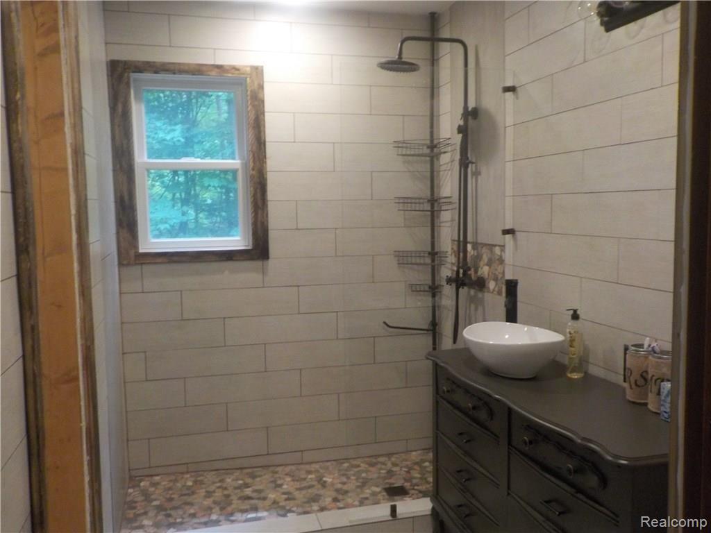 15275 Murray Road Byron, MI 48418 - Photo 11 of 18 bathroom 2.JPG