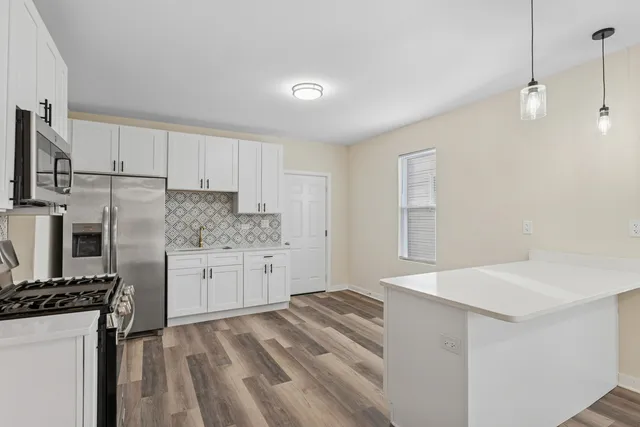 $1,950 | 515 George Avenue, Unit 1, Waukegan, IL 60085