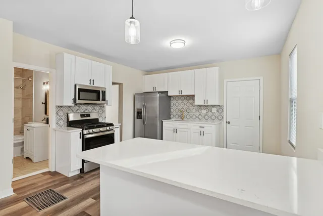 $1,950 | 515 George Avenue, Unit 1, Waukegan, IL 60085