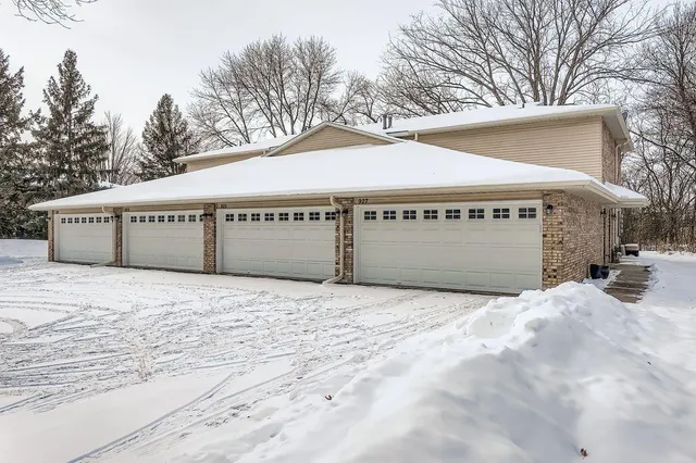 $214,000 | 927 Pondview Court, Vadnais Heights, MN 55127