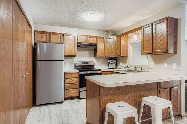 $230,000 | 927 Pondview Court, Vadnais Heights, MN 55127