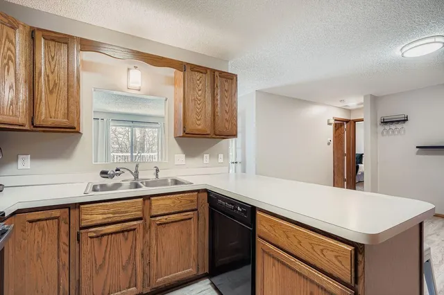 $214,000 | 927 Pondview Court, Vadnais Heights, MN 55127