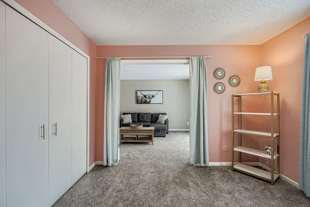 $225,000 | 927 Pondview Court, Vadnais Heights, MN 55127