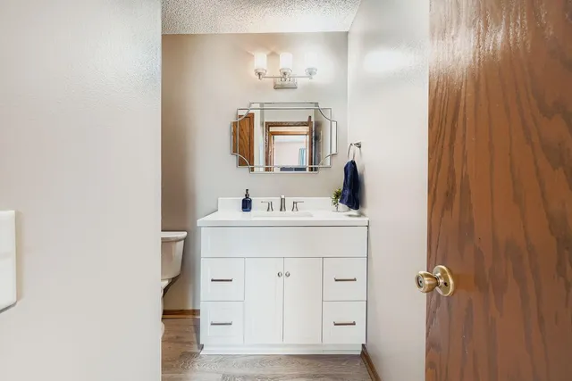 $225,000 | 927 Pondview Court, Vadnais Heights, MN 55127