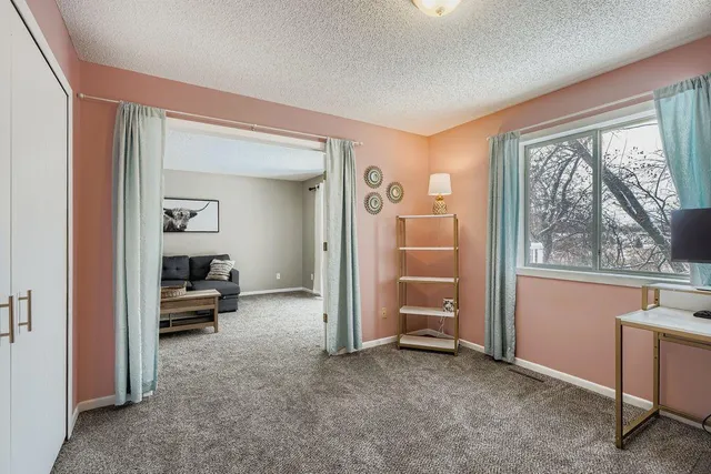 $214,000 | 927 Pondview Court, Vadnais Heights, MN 55127