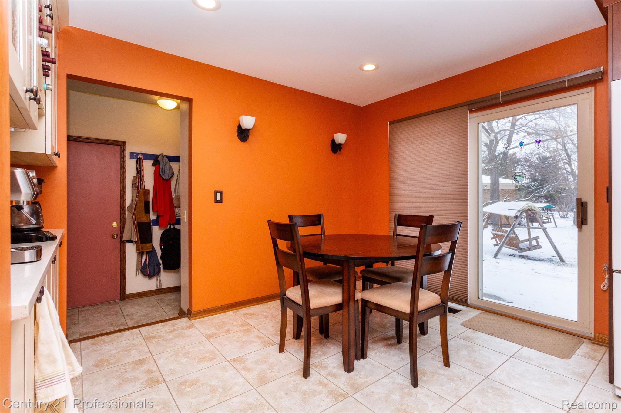 573 Lockmoore Court Rochester, MI 48307 - Photo 12 of 59 Gallery Image 12