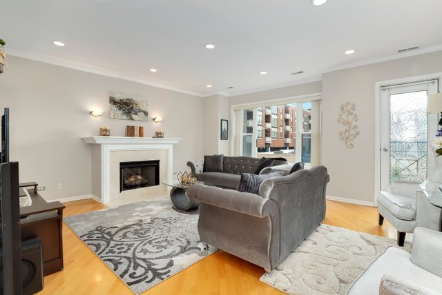4714 South Evans Avenue, Unit 3N Chicago, IL 60615 - Photo 9 of 21 a living room with furniture fireplace and window