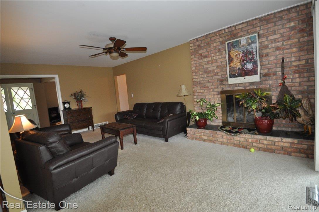 817 Fieldstone Drive Rochester, MI 48309 - Photo 3 of 12 living room