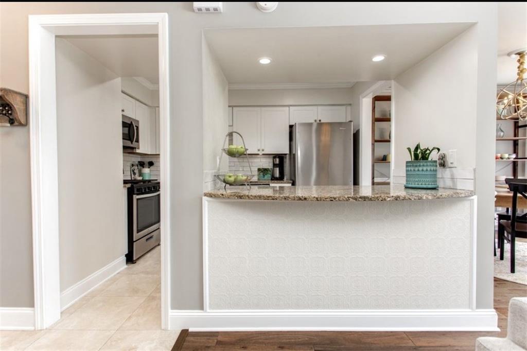 6980 Roswell Road, Unit B6 Atlanta, GA 30328 - Photo 6 of 31 a view of kitchen with refrigerator and window