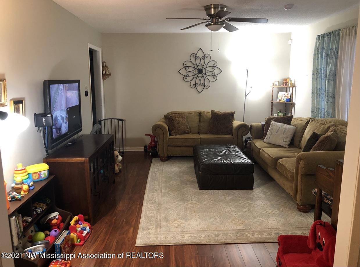 631 French Road Byhalia, MS 38611 - Photo 6 of 13 Living Room