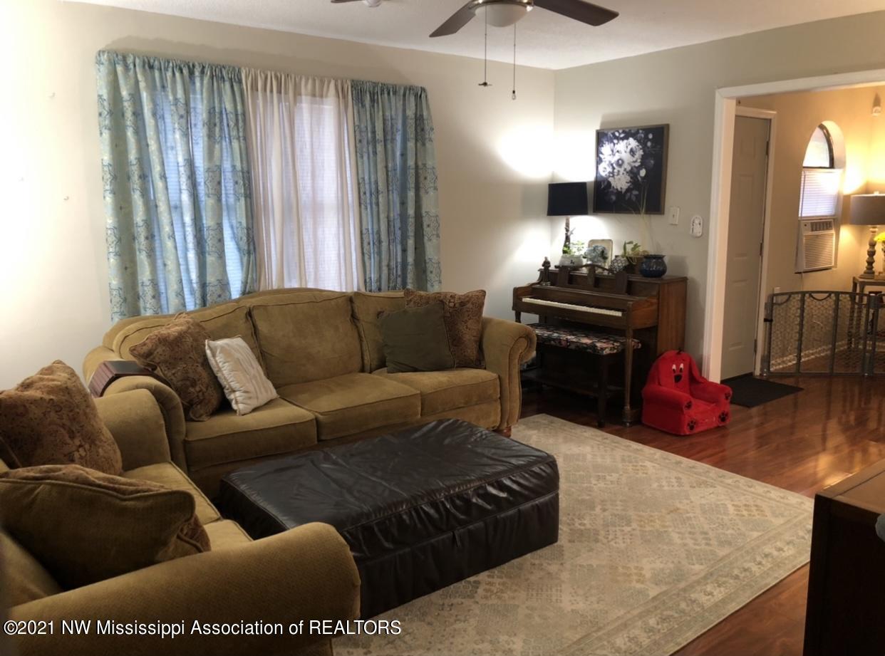 631 French Road Byhalia, MS 38611 - Photo 7 of 13 Living Room