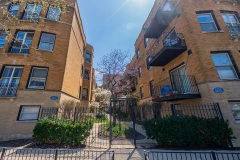 $325,000 | 1231 West Greenleaf Avenue, Unit 2, Chicago, IL 60626