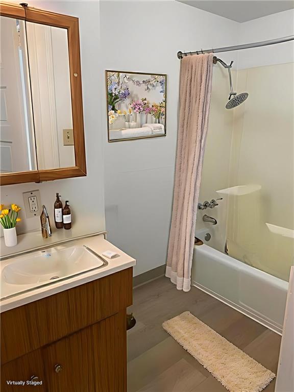 243 South Chestnut Street Pittsburgh, PA 15202 - Photo 17 of 19 a bathroom with a sink and a bathtub