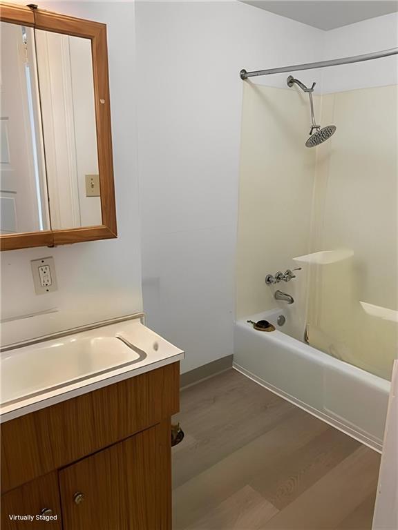 243 South Chestnut Street Pittsburgh, PA 15202 - Photo 18 of 19 a bathroom with a bathtub