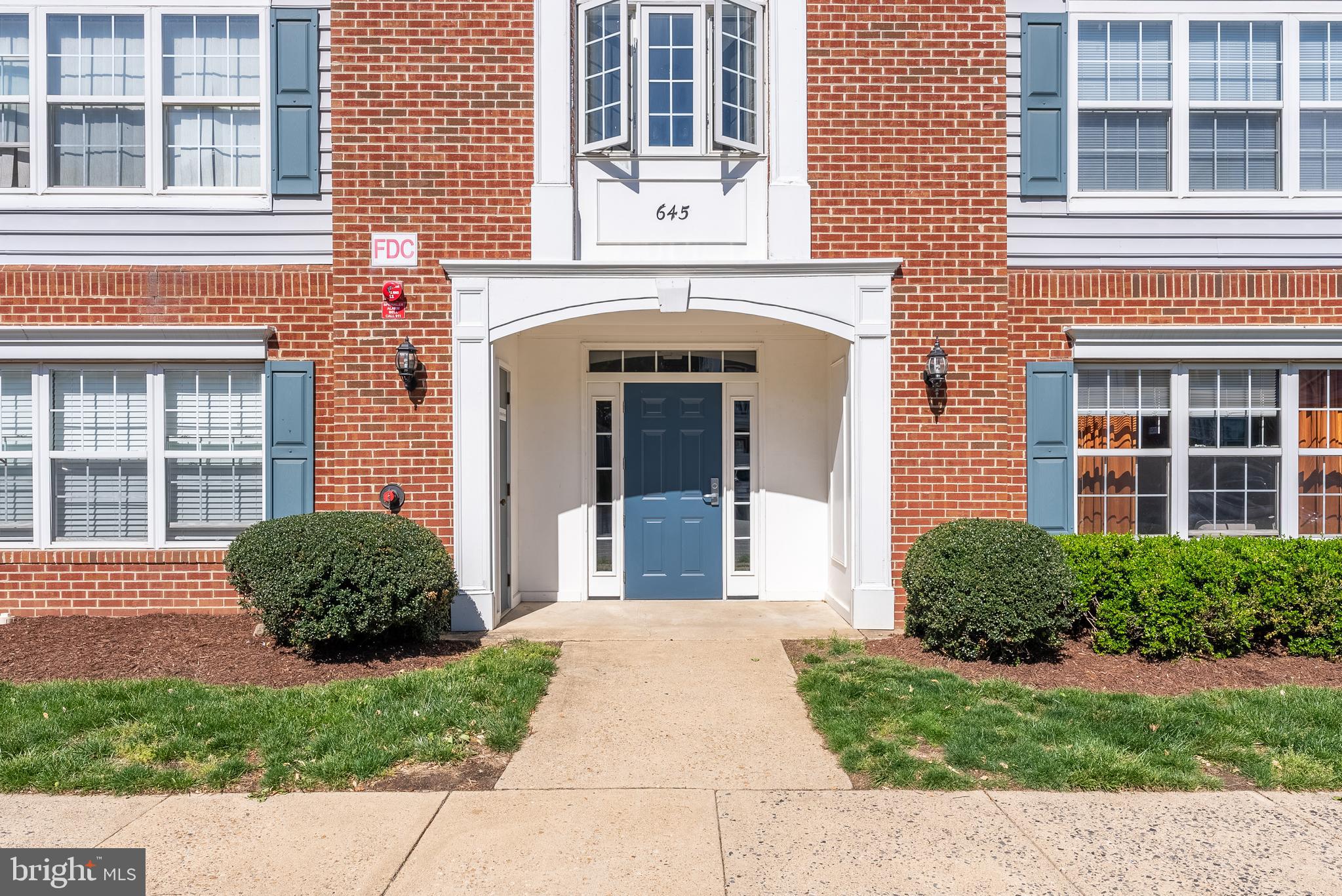 645 Constellation Square Southeast, Unit L Leesburg, VA 20175 - Photo 8 of 44 a front view of a house with a garden
