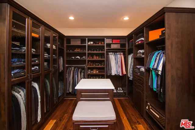 a view of walk in an empty room