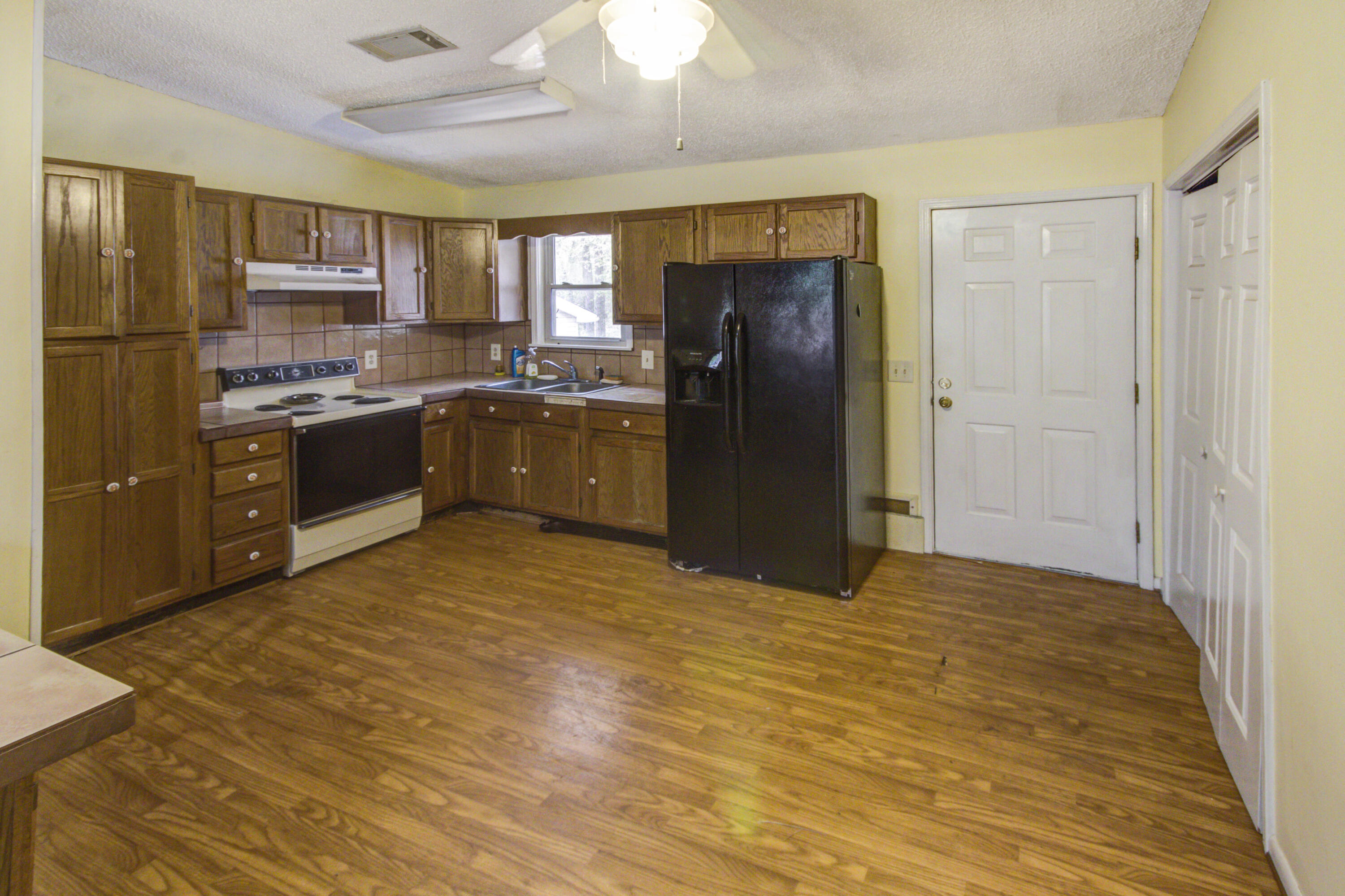 3073 Princess Pond Road Summerton, SC 29148 - Photo 10 of 24 Kitchen