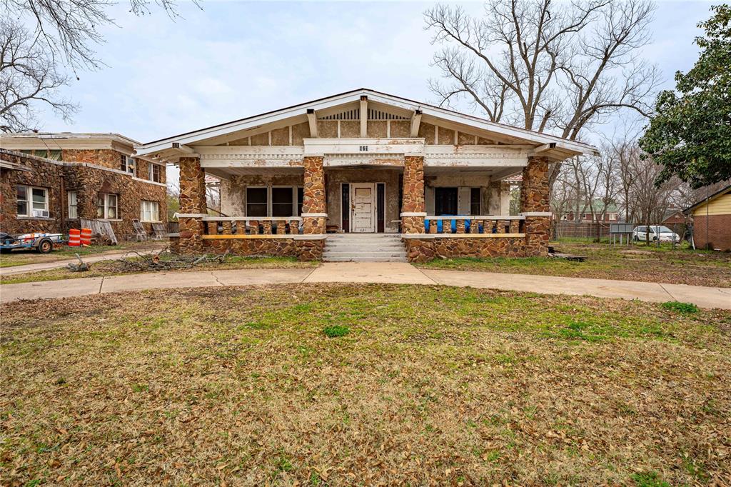 621 South Main Street Paris, TX 75460 - Photo 29 of 30 View of front of property with a porch and a front yard