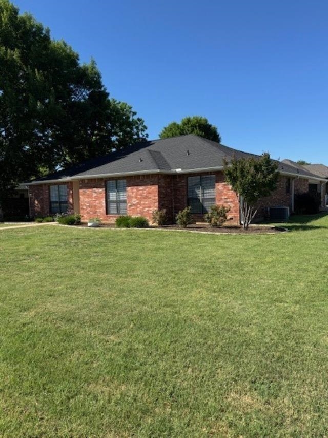 a view of a house with a yard