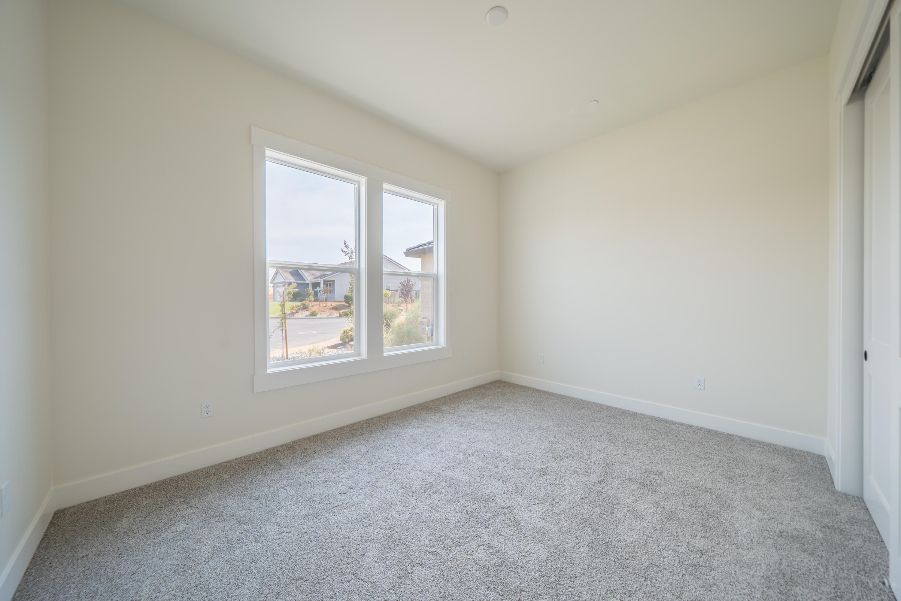 3792 Thomason Trail Redding, CA 96002 - Photo 30 of 42 an empty room with a window