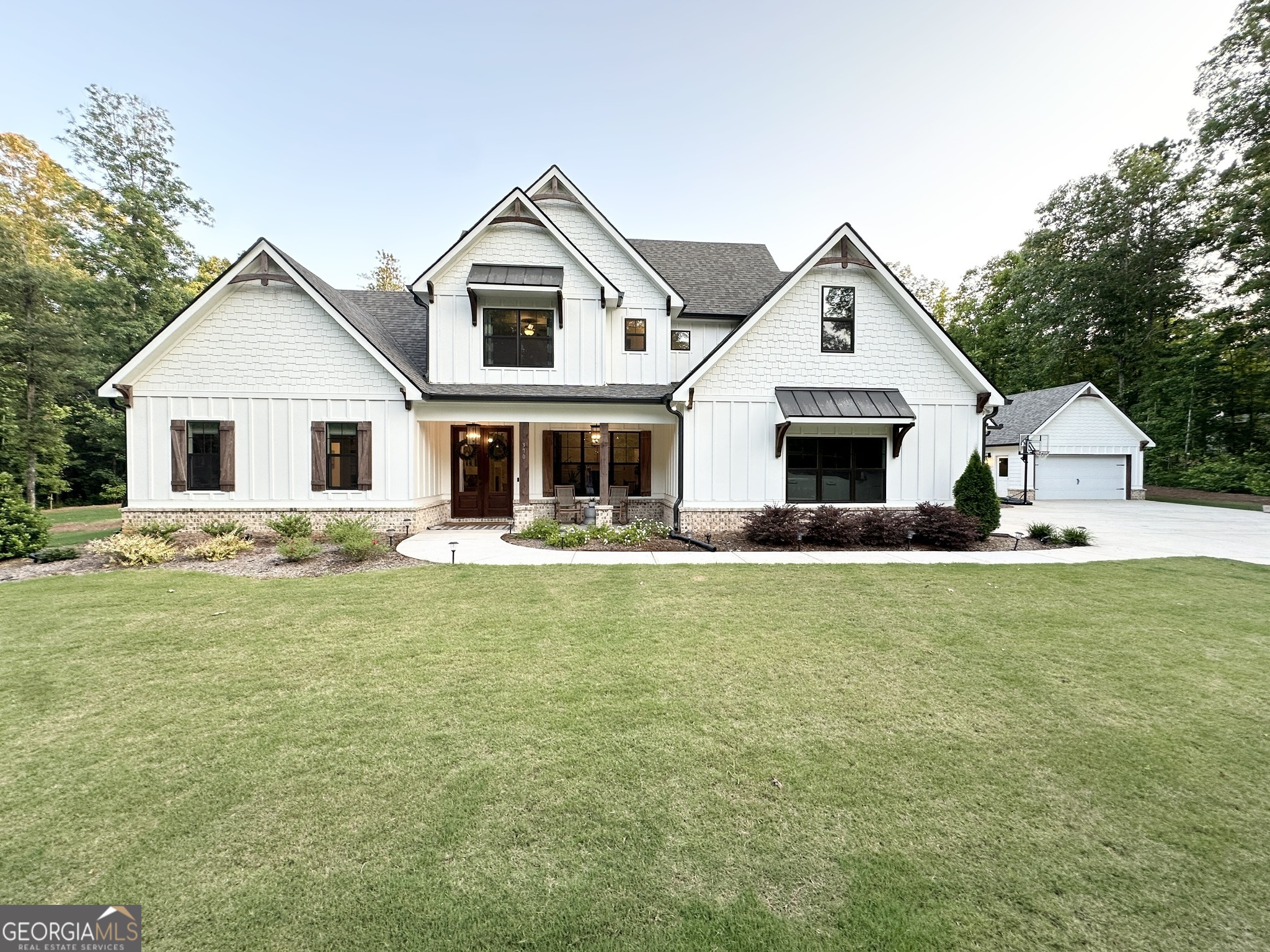a view of a yard in front of house