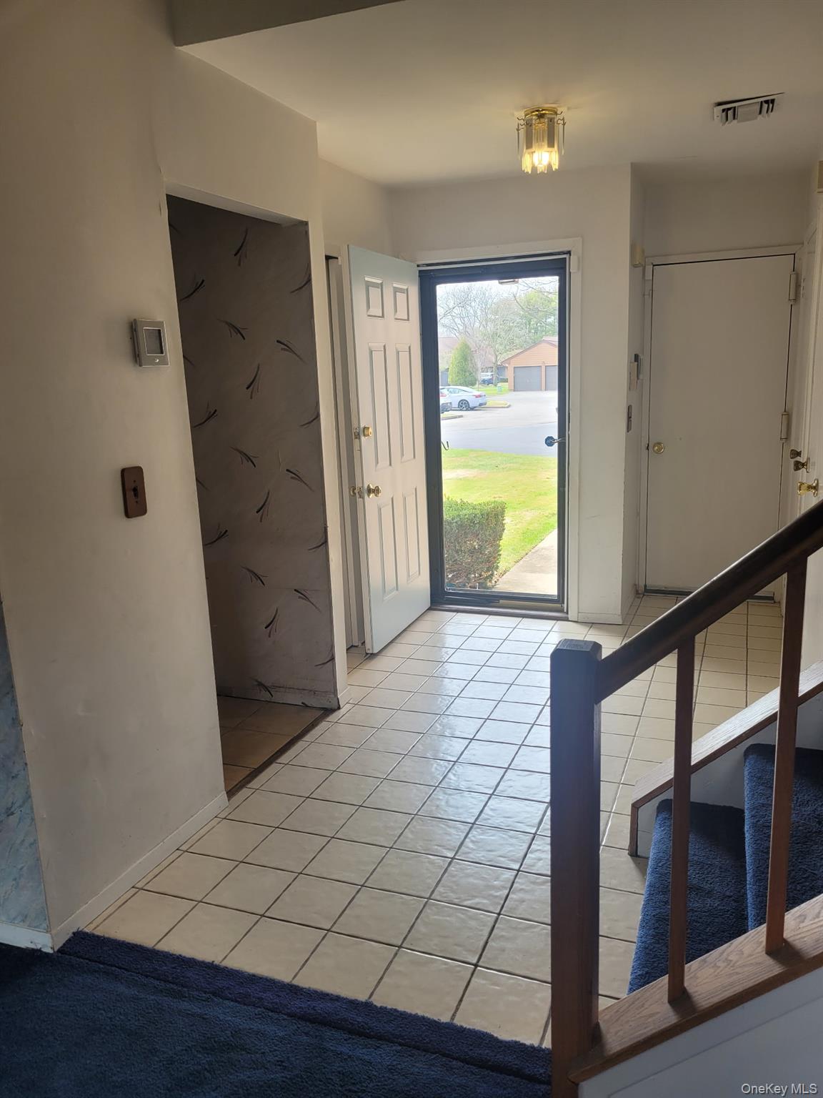 174 Melanie Way Commack, NY 11725 - Photo 2 of 10 Foyer