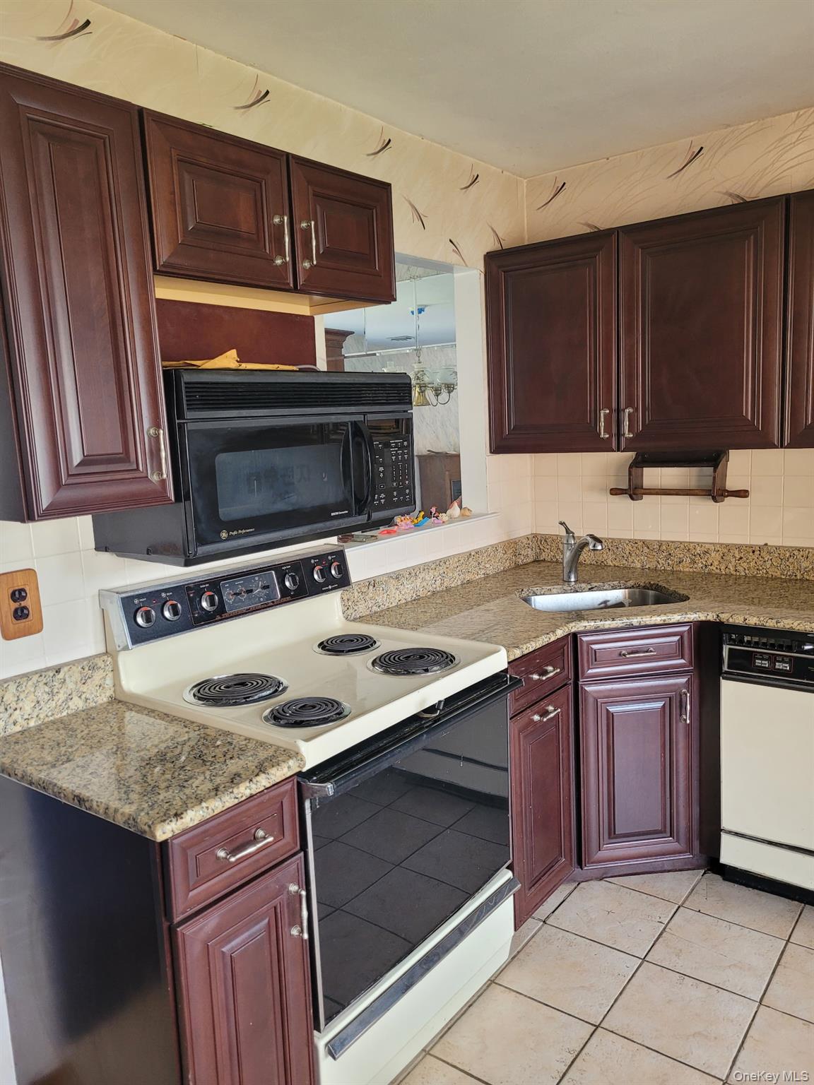 174 Melanie Way Commack, NY 11725 - Photo 3 of 10 Kitchen