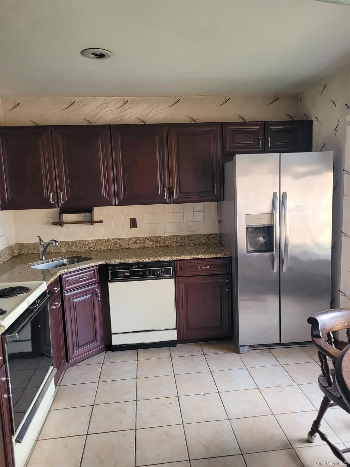 174 Melanie Way Commack, NY 11725 - Photo 4 of 10 Kitchen