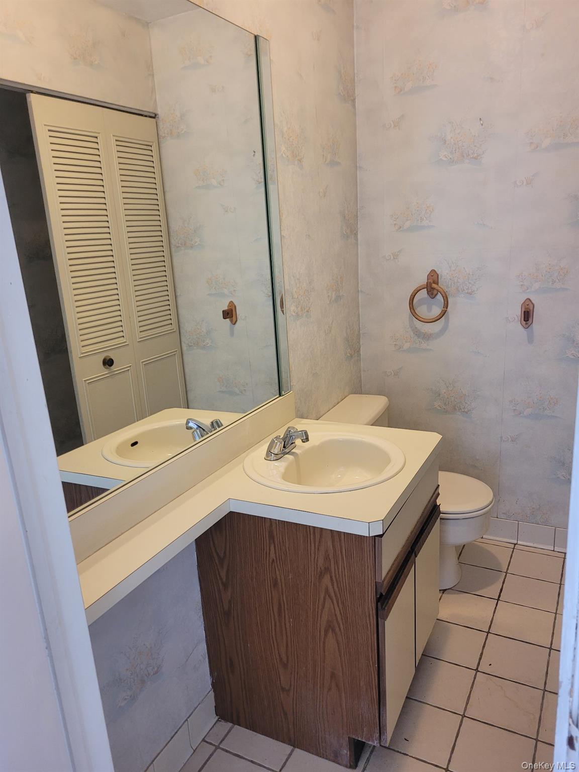 174 Melanie Way Commack, NY 11725 - Photo 8 of 10 Half Bathroom