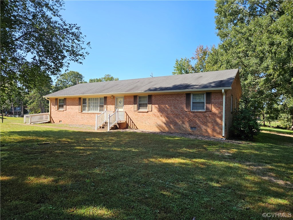 a view of a house with a backyard