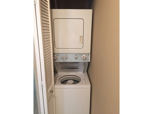 12 Parkside Court, Unit 4 Vernon Hills, IL 60061 - Photo 14 of 16 a utility room with dryer and washer