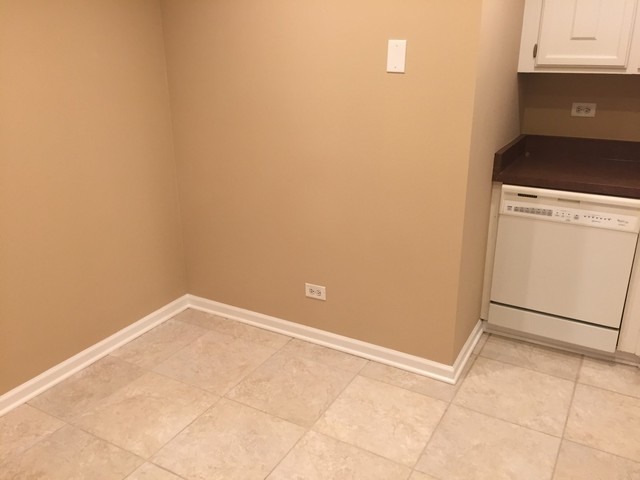 12 Parkside Court, Unit 4 Vernon Hills, IL 60061 - Photo 5 of 16 a view of an empty room