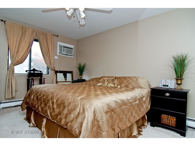 12 Parkside Court, Unit 4 Vernon Hills, IL 60061 - Photo 8 of 16 a bed sitting in a bedroom next to a window