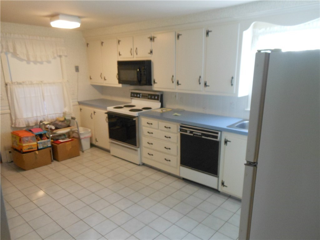 51 Carpenter Road Scituate, RI 02825 - Photo 9 of 28 KITCHEN WITH DINING AREA