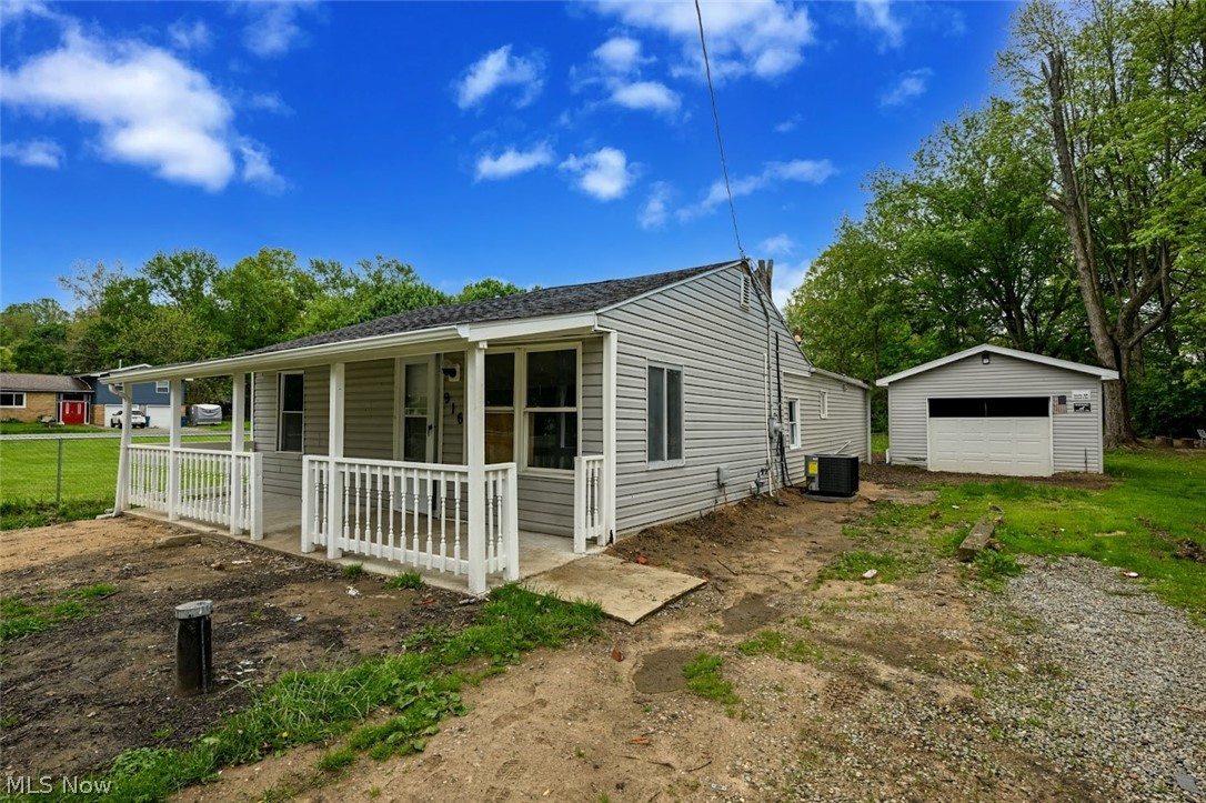 916 Abington Road Akron, OH 44312 - Photo 3 of 27